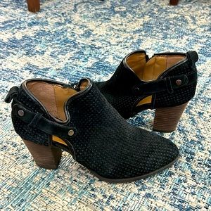 Like new Franco Sarto black suede booties - size 8